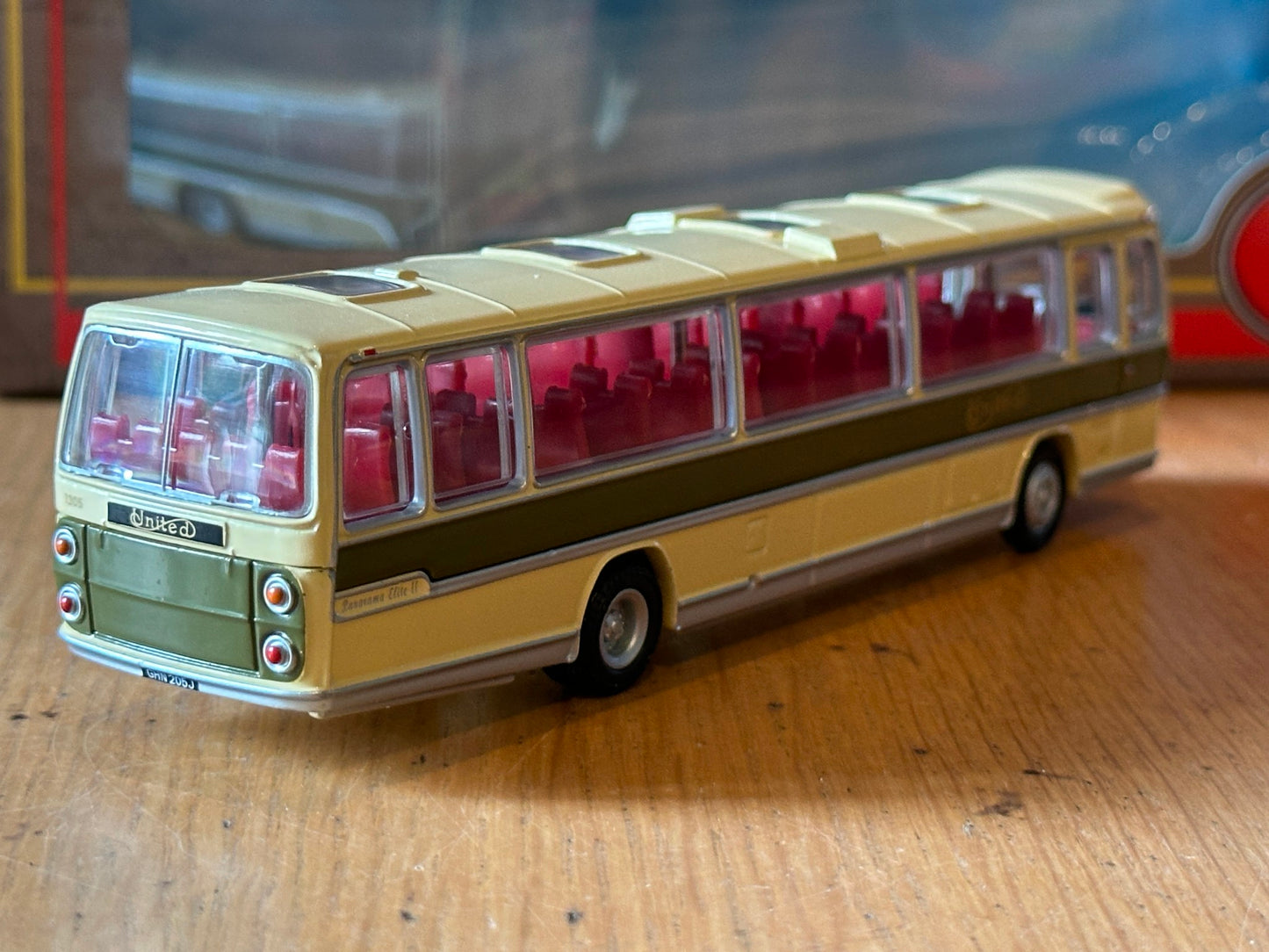 EFE 32207 - 1:76 Plaxton Panorama Elite Coach - London 203 (Victoria Coach Stn.)