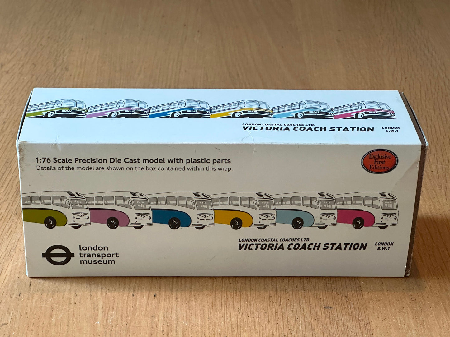 EFE 32207 - 1:76 Plaxton Panorama Elite Coach - London 203 (Victoria Coach Stn.)