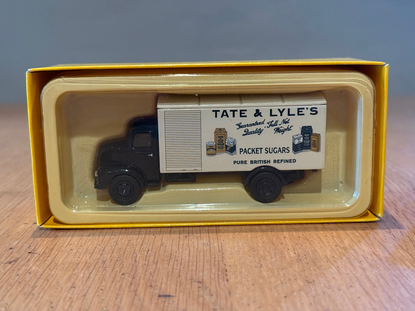 Corgi Vanguards 1:64 Leyland Comet Box Van - Tate & Lyle