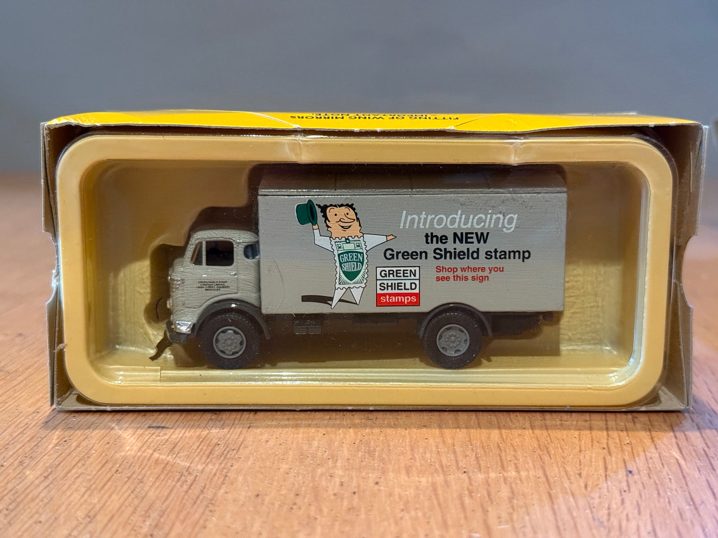 Corgi Vanguards 1:64 Commer BoxBack - Green Shield