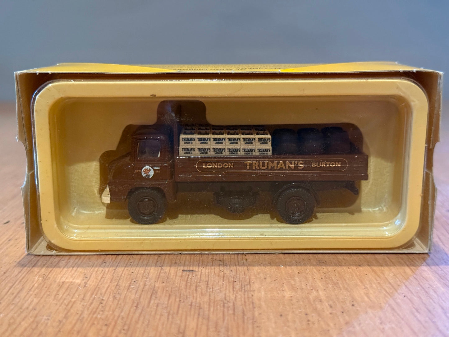 Corgi Vanguards 1:64 Thames Trader Dropside - Truman
