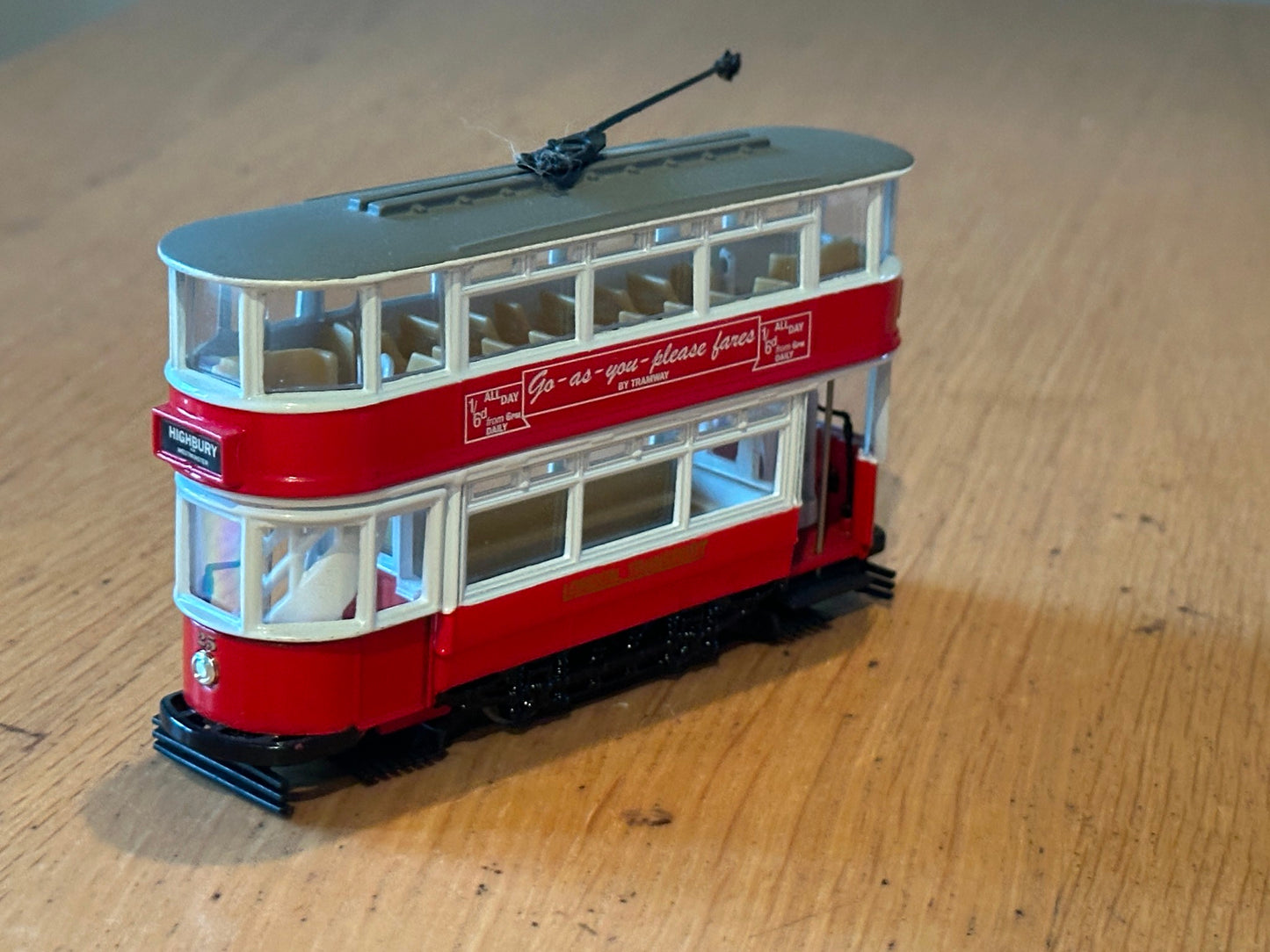 Corgi 36701 1:76 London Transport Fully Enclosed Tram ( Ltd Edition)