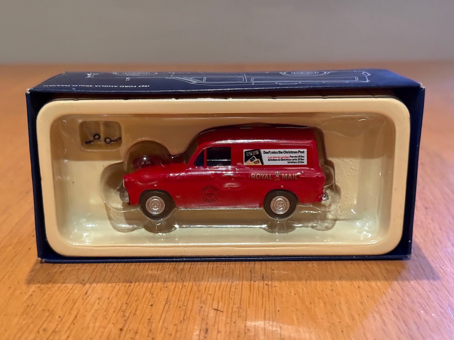 Corgi Vanguards 1:43 1967 Royal Mail Ford Anglia 50 Cu Ft Mail Van