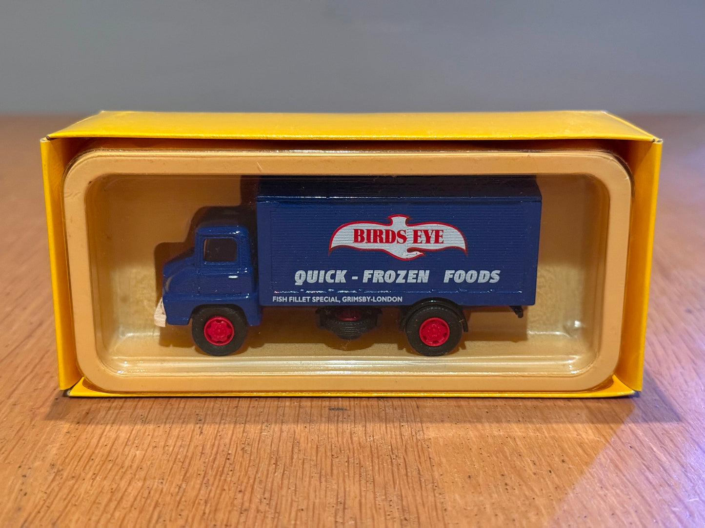 Corgi Vanguards 1:64 Ford Thames Trader Van - Birds Eye