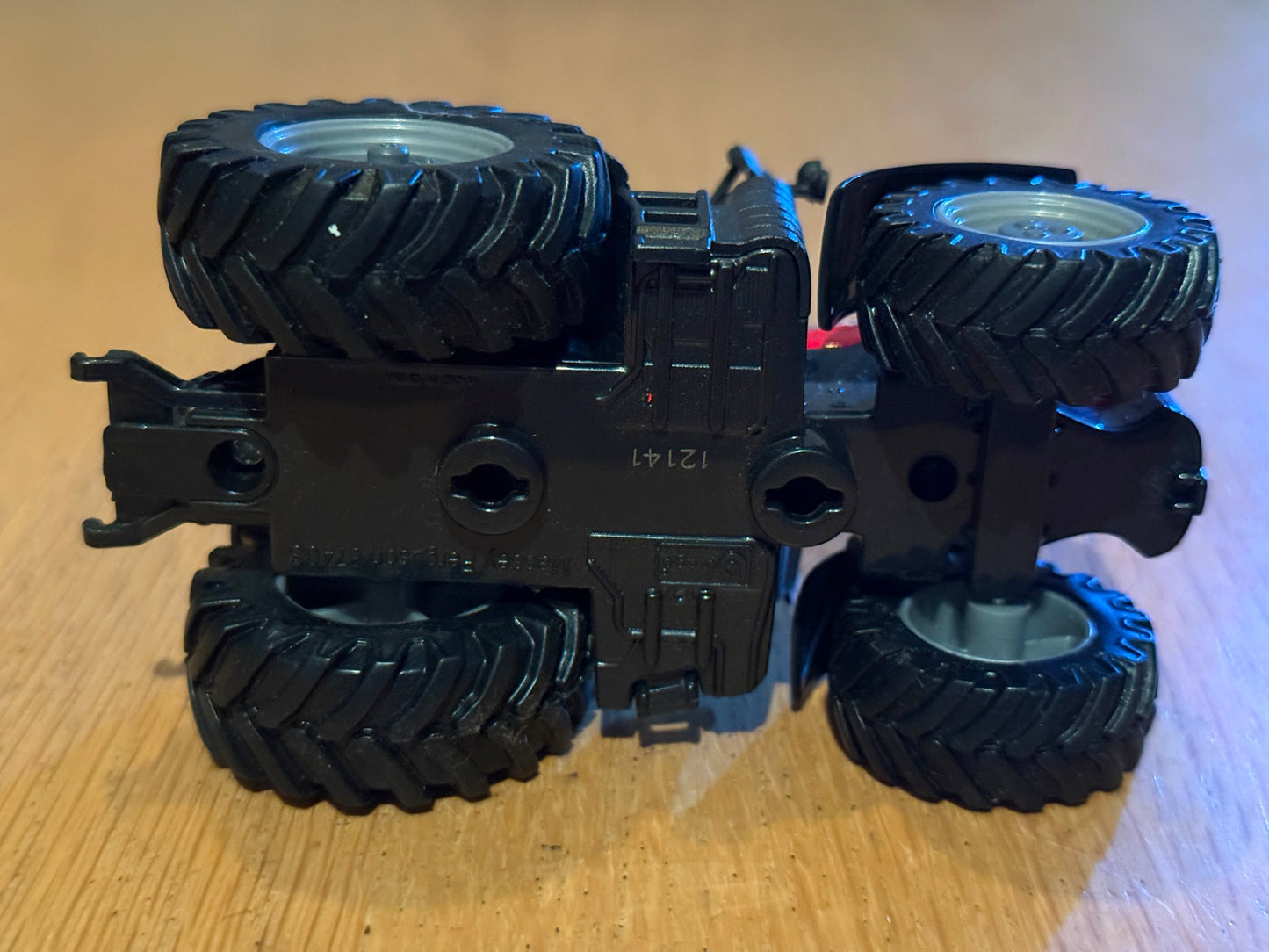 Bburago Diecast Massey Ferguson 8740S (10cm)