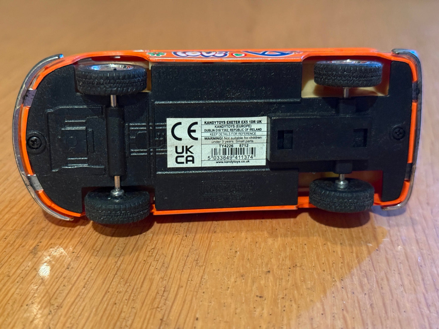 Kinsmart Diecast 1/32 Scale Pull Back & Go 1962 Volkswagen Bus. Pre owned