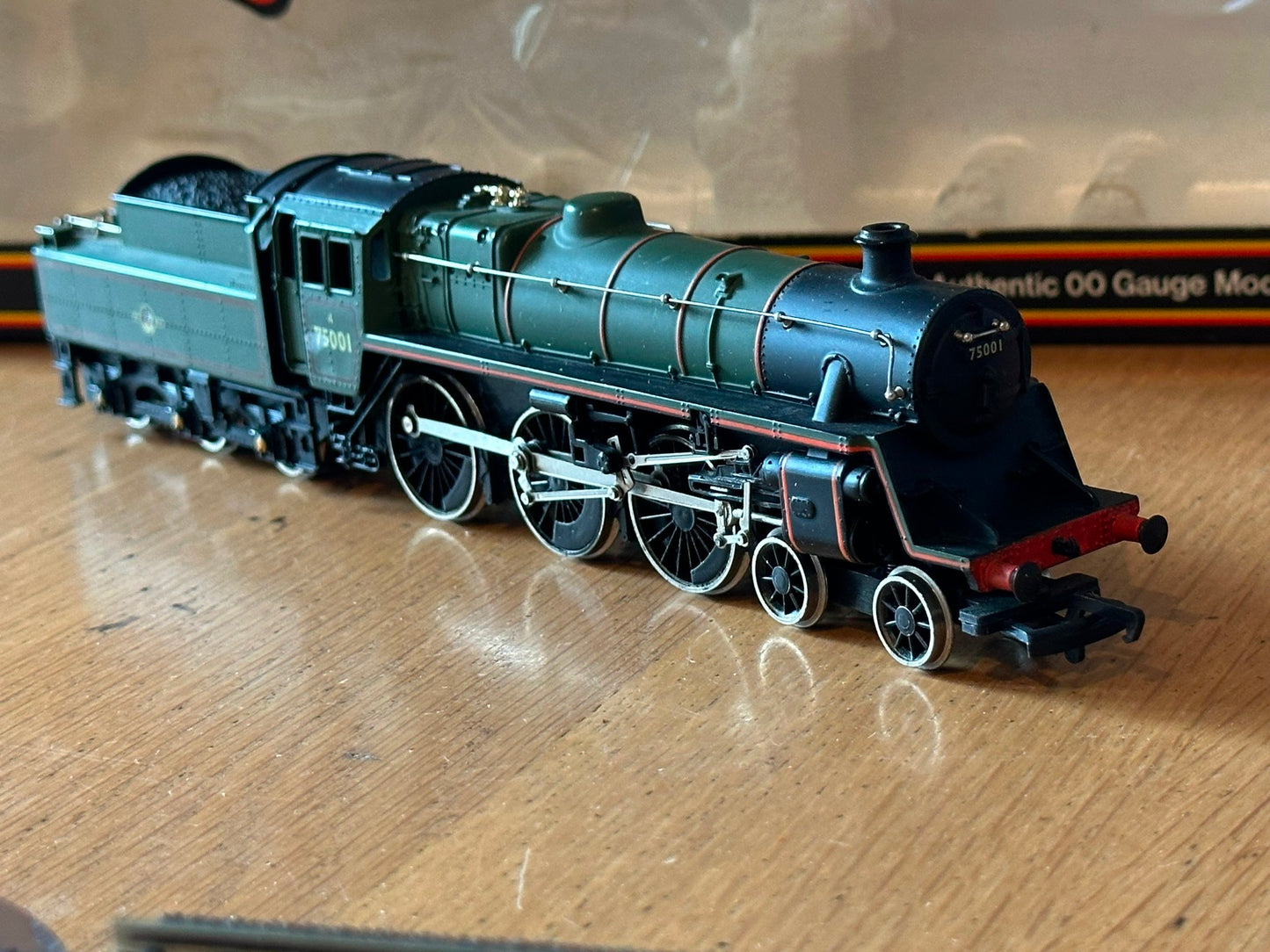Mainline OO Gauge 4-6-0 Standard Class 4 Locomotive 75001. Pre Owned. Boxed.