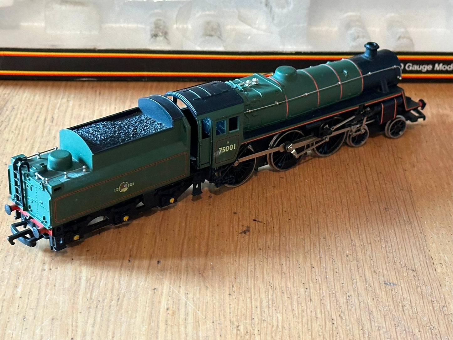 Mainline OO Gauge 4-6-0 Standard Class 4 Locomotive 75001. Pre Owned. Boxed.