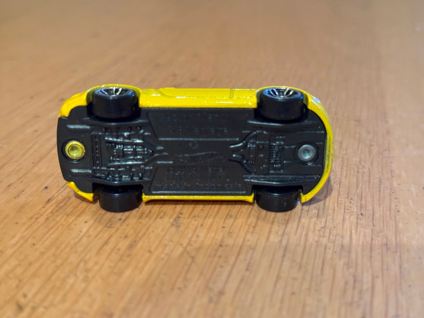 Hot Wheels Diecast Model - Aston Martin V8 Vantage