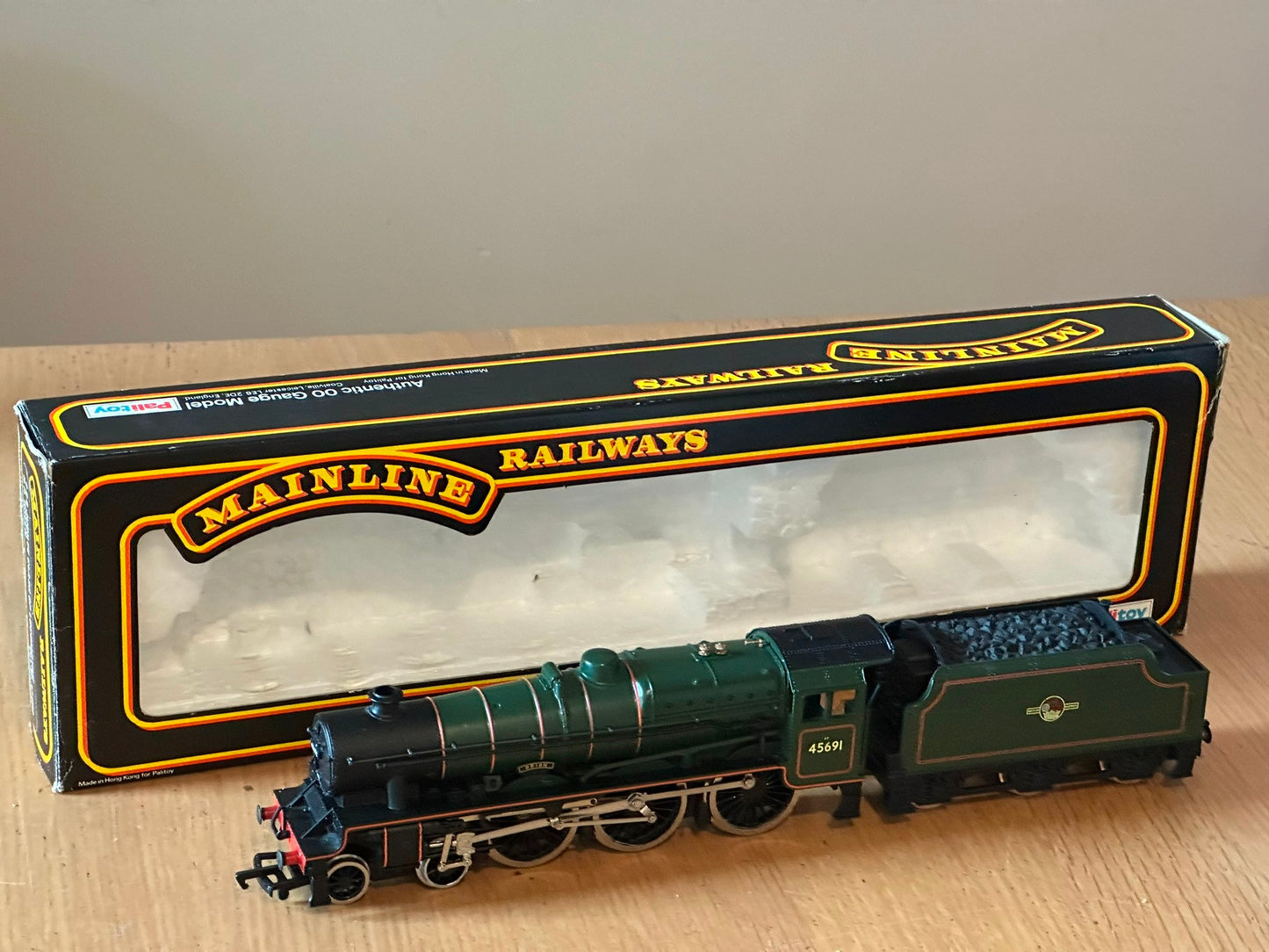 Mainline OO Gauge 4-6-0 Jubilee Class 6P Locomotive 'Orion' BR Green. Pre Owned.