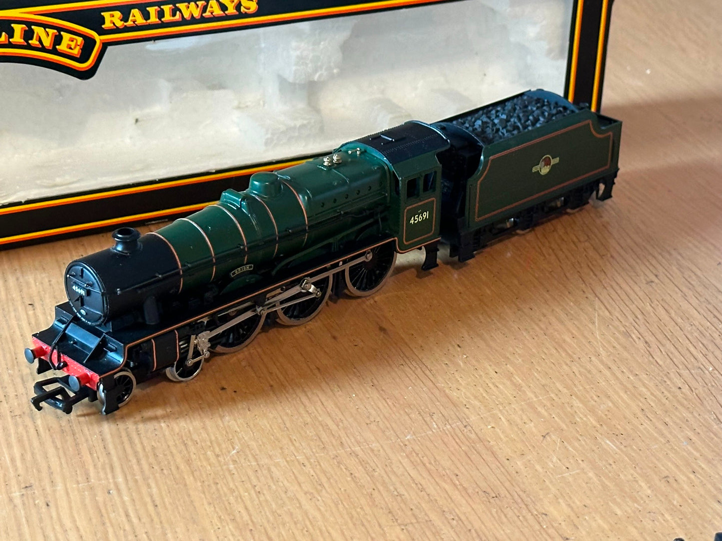 Mainline OO Gauge 4-6-0 Jubilee Class 6P Locomotive 'Orion' BR Green. Pre Owned.