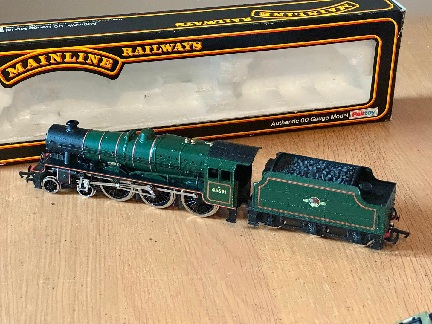 Mainline OO Gauge 4-6-0 Jubilee Class 6P Locomotive 'Orion' BR Green. Pre Owned.