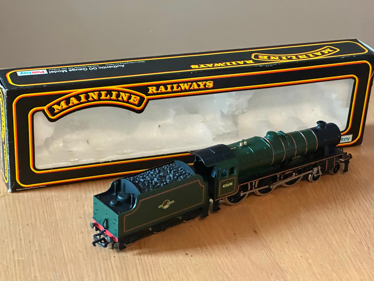 Mainline OO Gauge 4-6-0 Jubilee Class 6P Locomotive 'Orion' BR Green. Pre Owned.