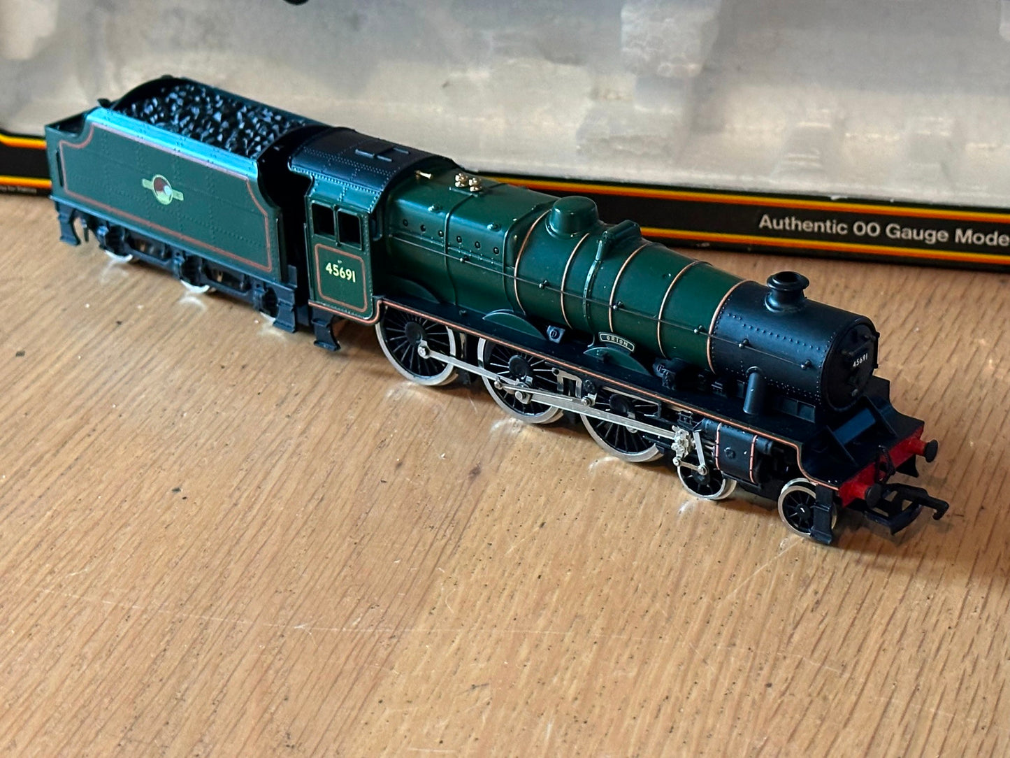 Mainline OO Gauge 4-6-0 Jubilee Class 6P Locomotive 'Orion' BR Green. Pre Owned.