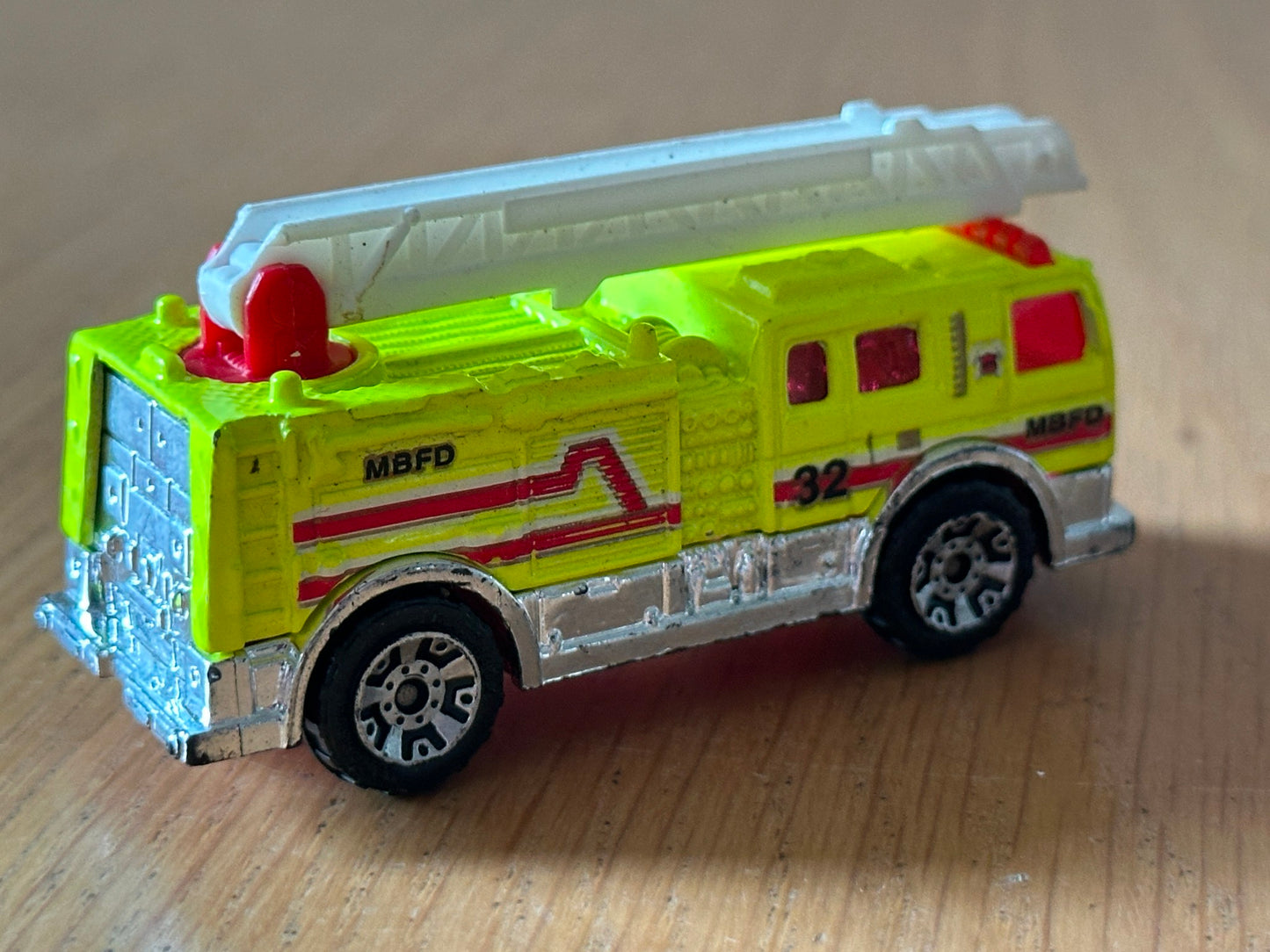 Matchbox Diecast Model - MB660 Ladder Fire Truck