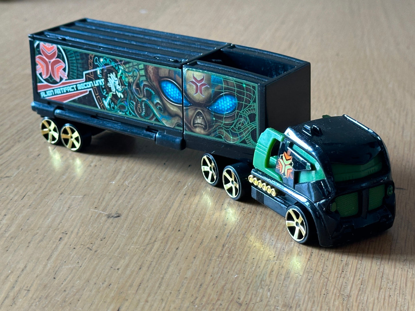 Hot Wheels Diecast Model - Alien Artifact Recon Unit