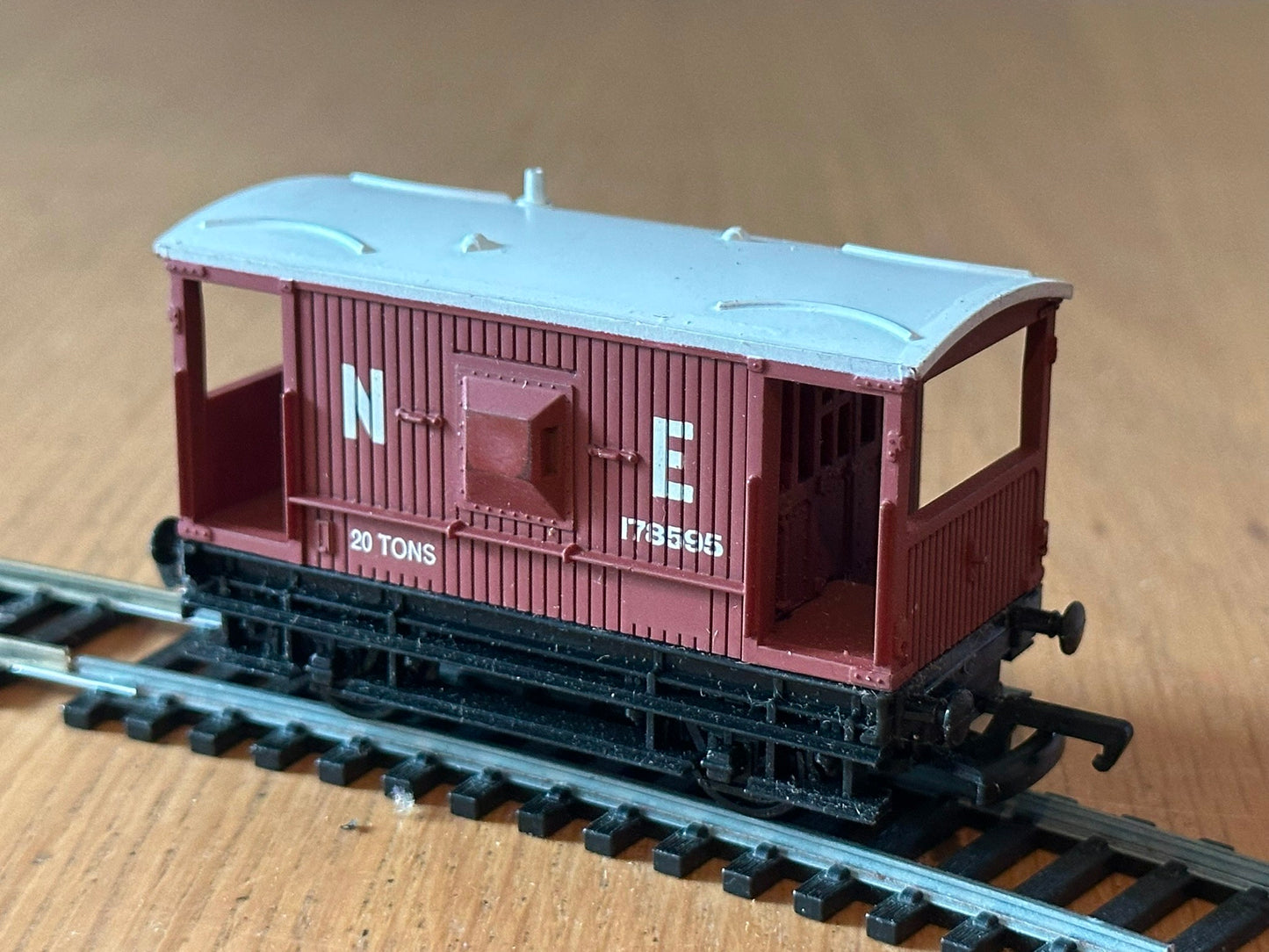 Mainline 37-140 OO Gauge 20T Brake van in NE brown. Pre-owned