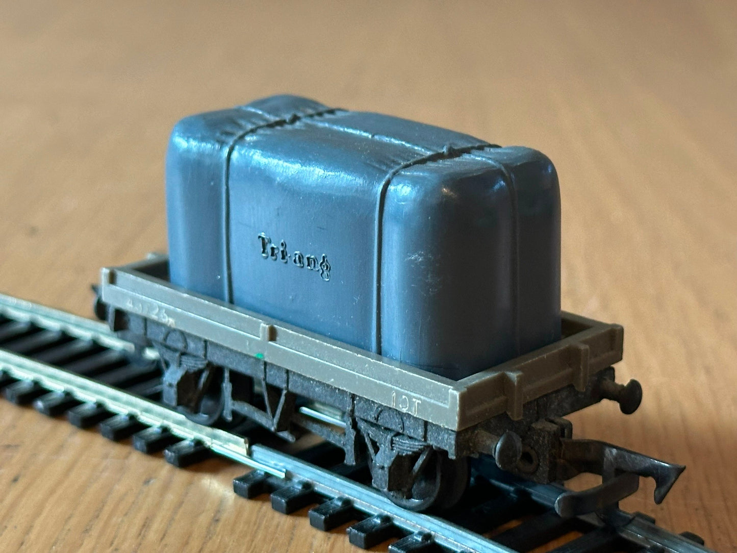 Triang R19 OO Gauge 10T Flat Wagon with Tarpaulin Load Grey