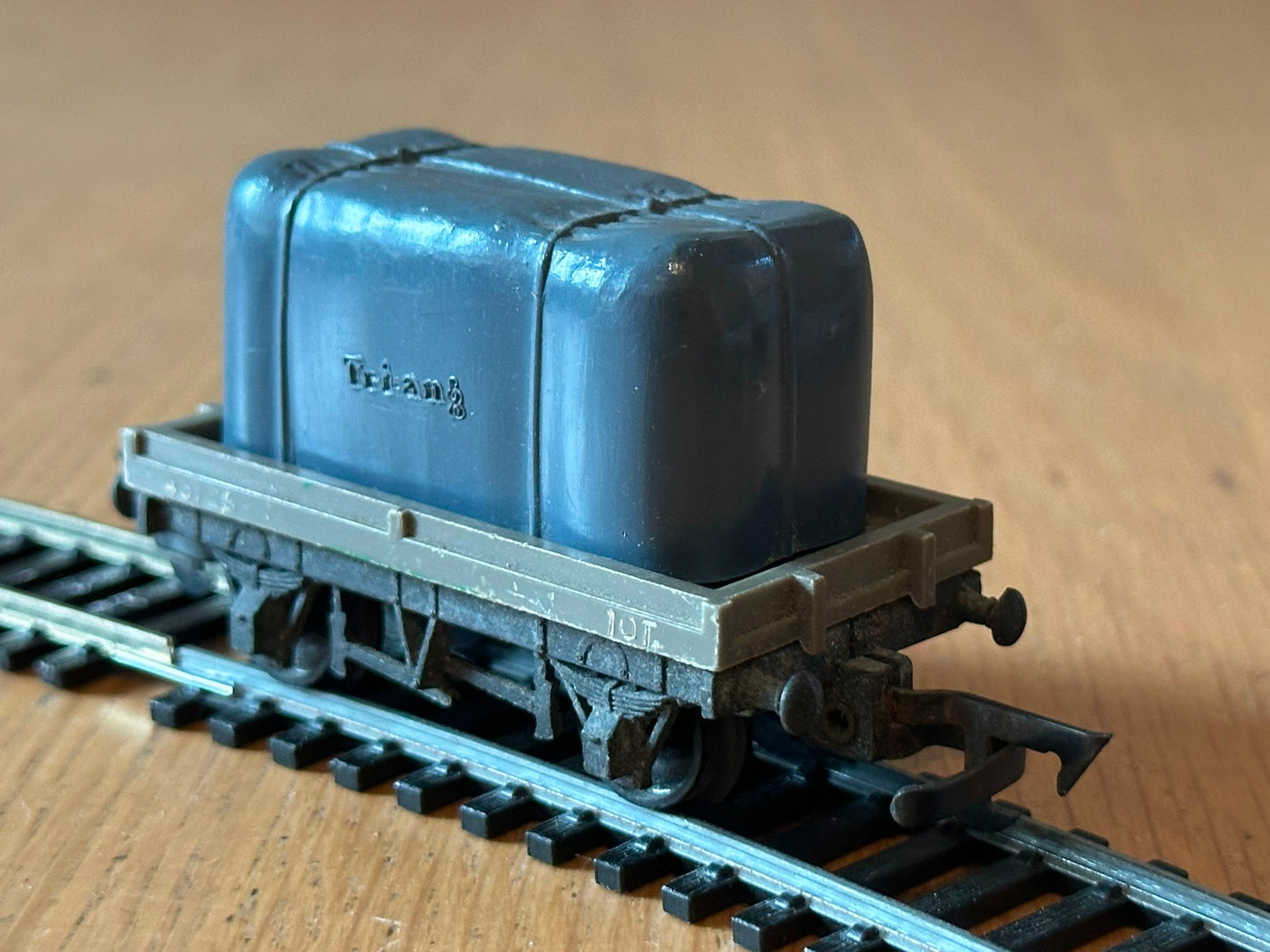 Triang R19 OO Gauge 10T Flat Wagon with Tarpaulin Load Grey