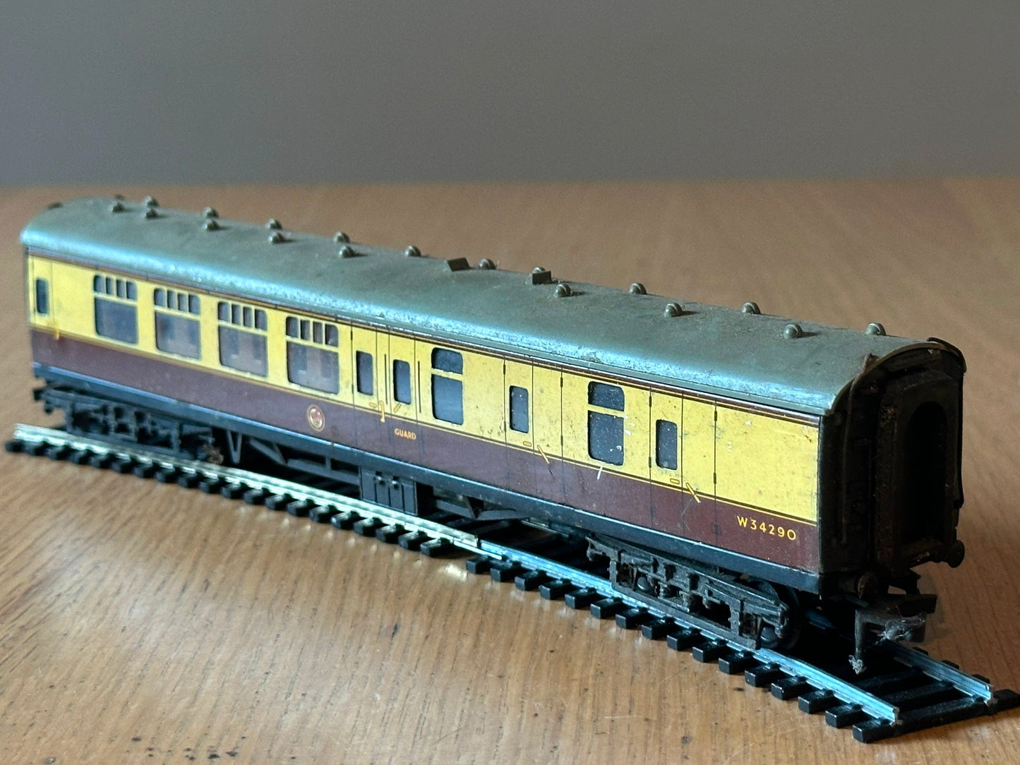 Hornby Dublo OO Gauge 4051 Corridor Brake 2nd Coach RN W34290.  Pre-owned
