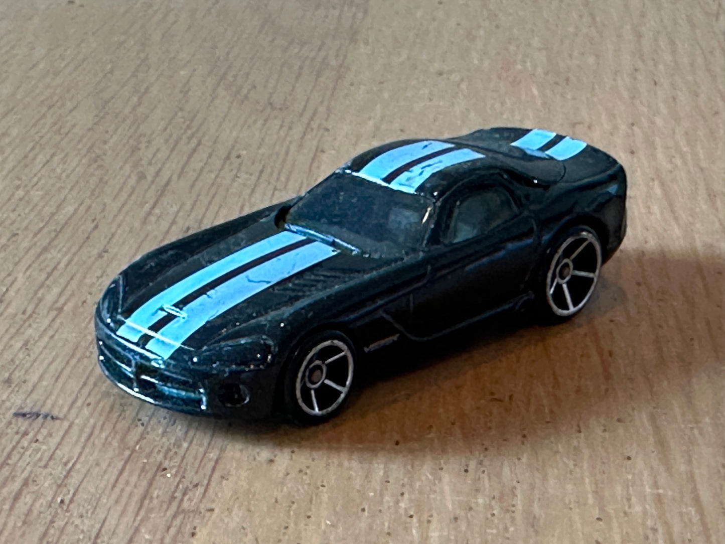 Hot Wheels Diecast Model - 2005 Dodge Viper