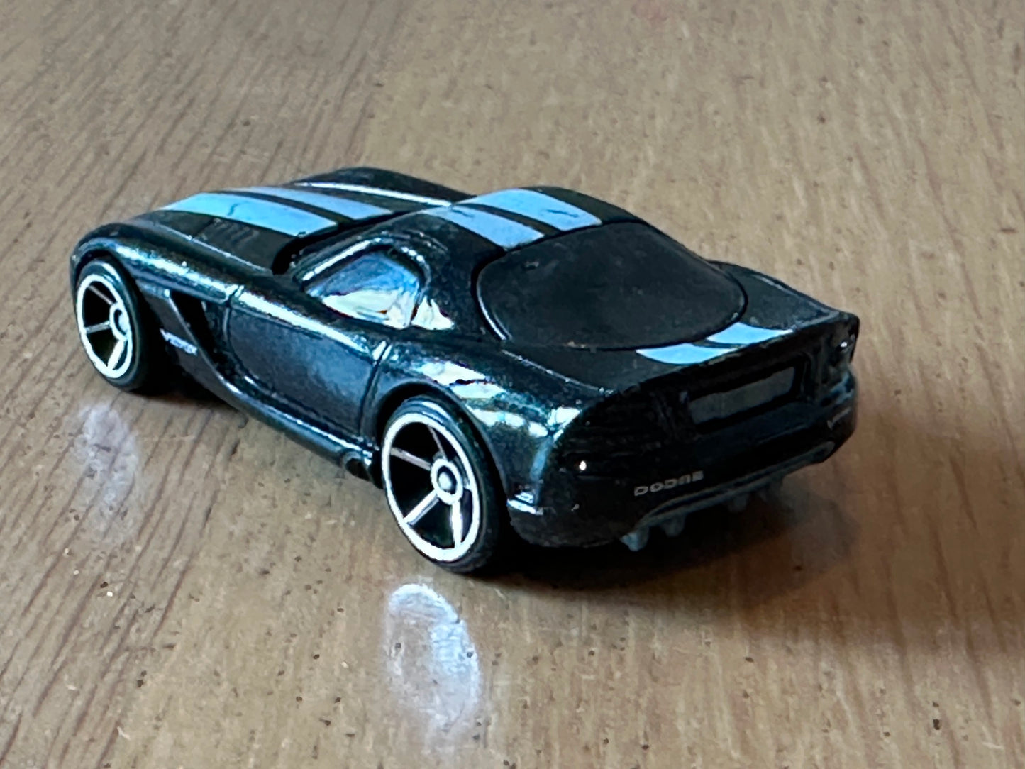 Hot Wheels Diecast Model - 2005 Dodge Viper