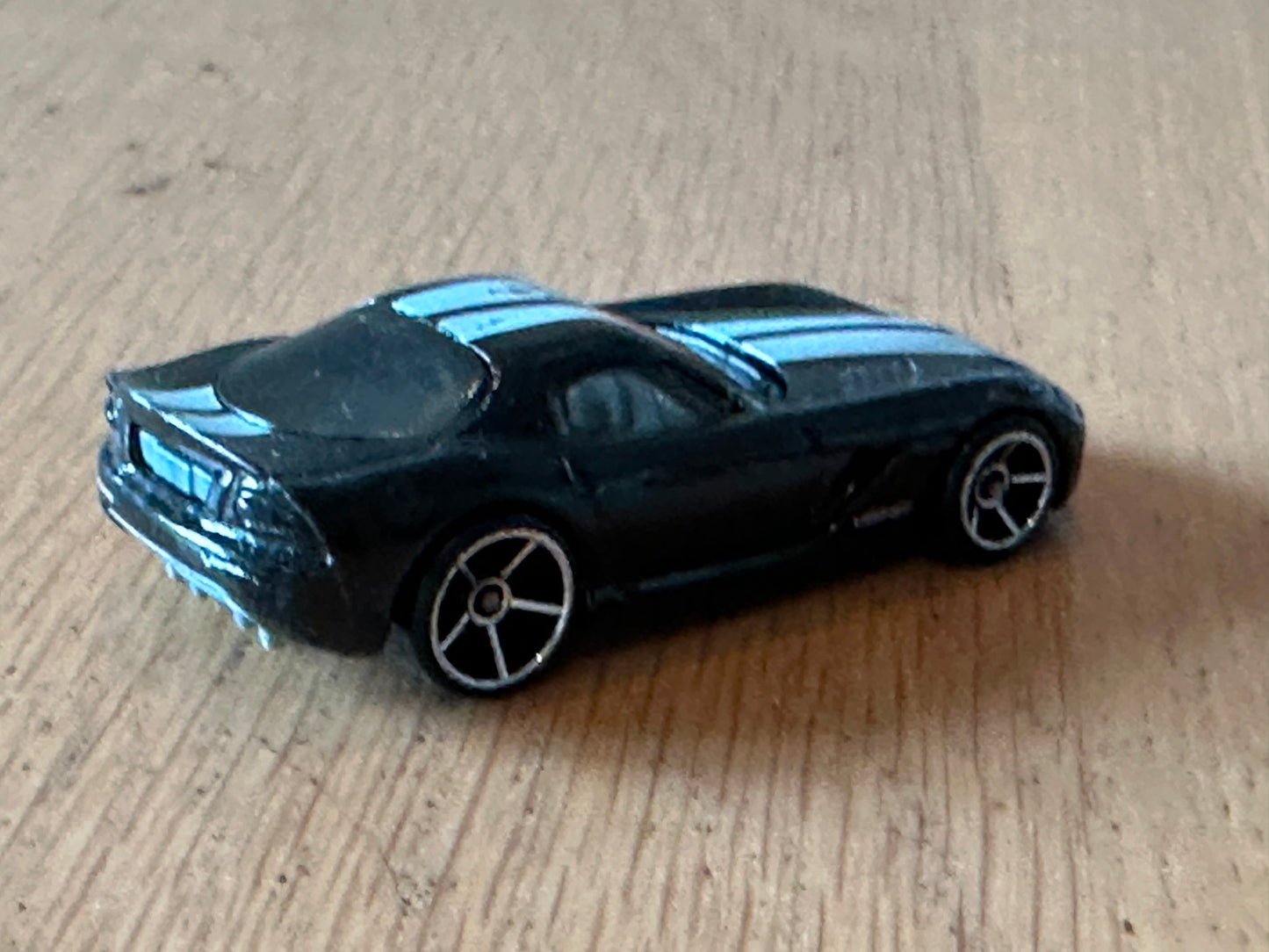 Hot Wheels Diecast Model - 2005 Dodge Viper