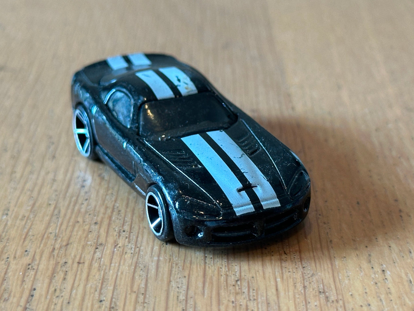Hot Wheels Diecast Model - 2005 Dodge Viper