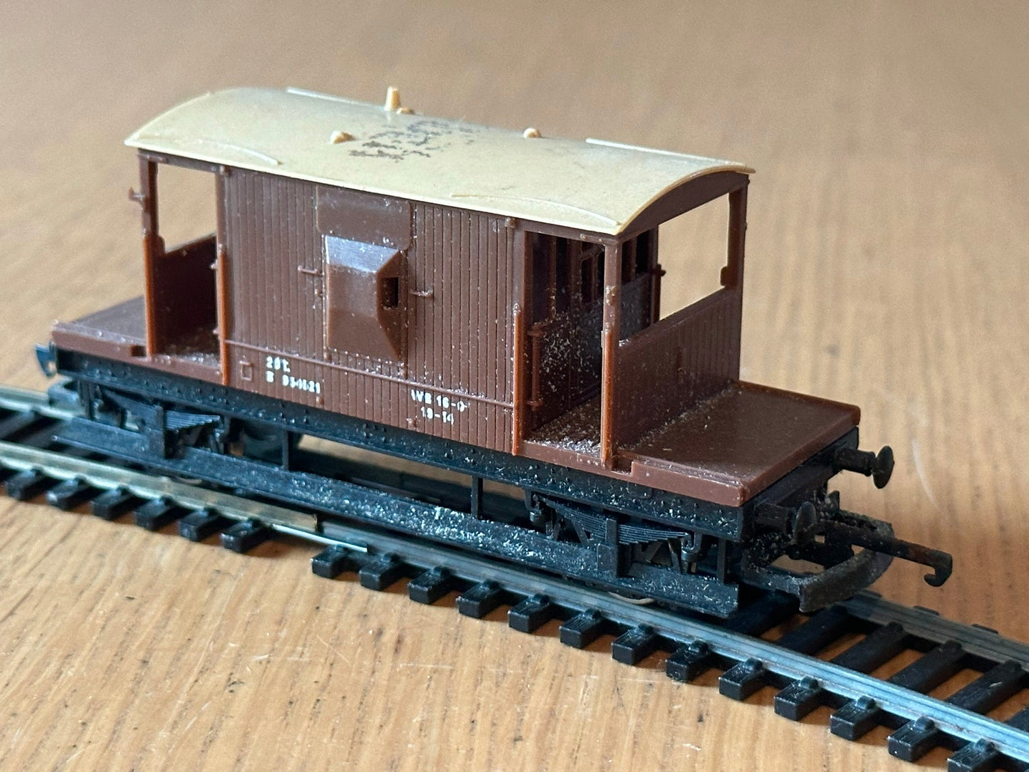 Hornby OO Gauge 20T Brake Van B952566. Pre-owned. Playworn.
