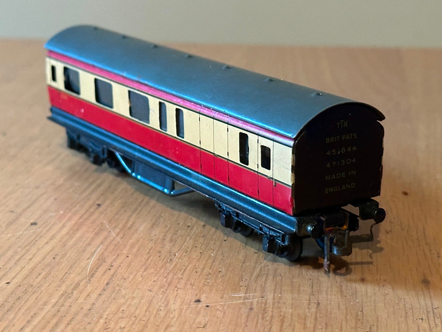 Twin Trix Railway OO Gauge Red & Cream Coach 27104.