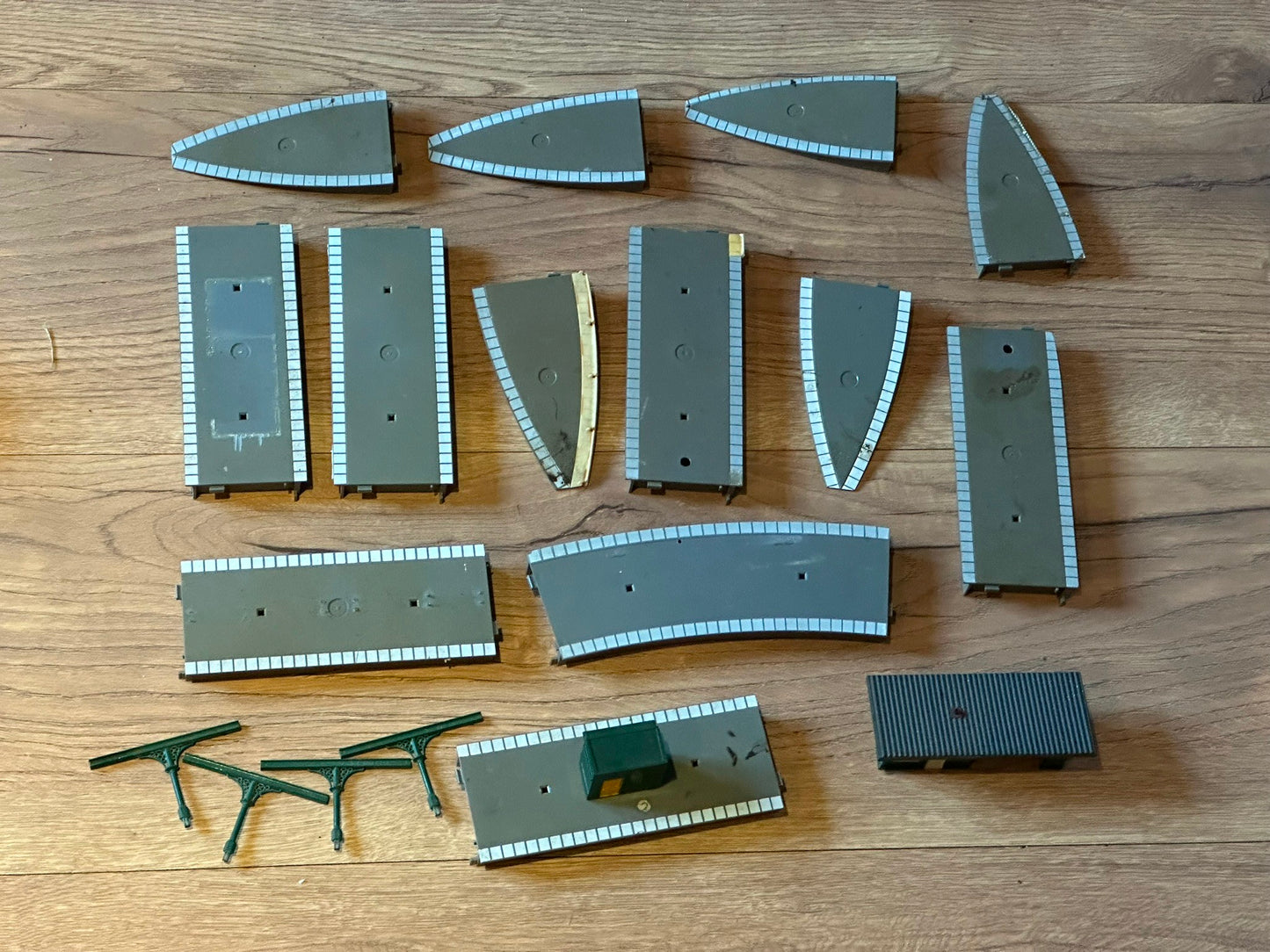 Auction - Large lot of used Hornby Platforms and 2 small buildings