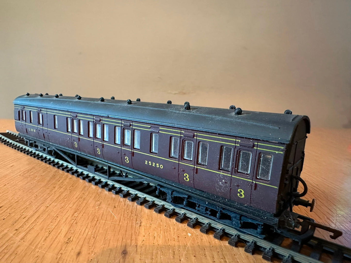 Dapol OO E29 LMS 57′ Brake Third 25250 LMS Maroon P349