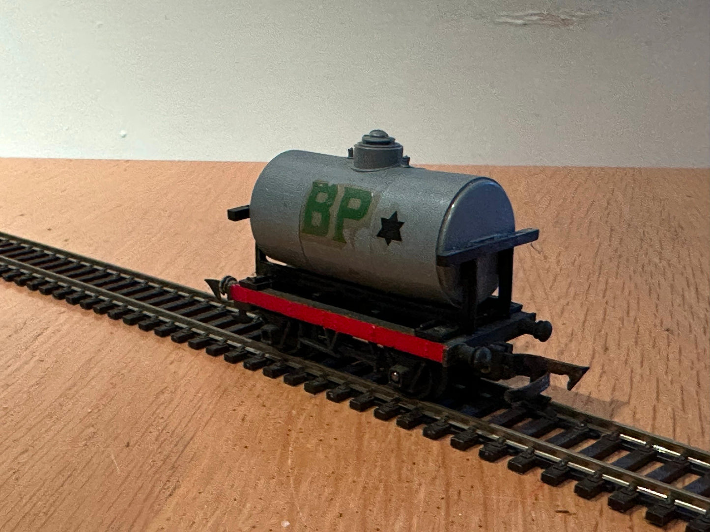 Triang TT Railways OO Gauge T73 Shell Petrol Tanker (with BP sticker)