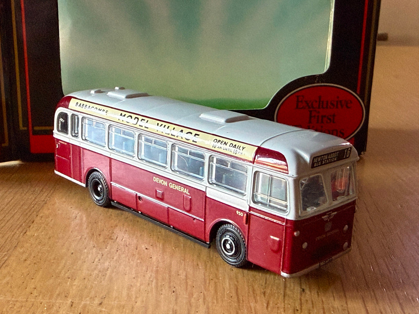 EFE OO Gauge 1:76 - AEC Reliance B.E.T Bus - Devon General - OO Gauge