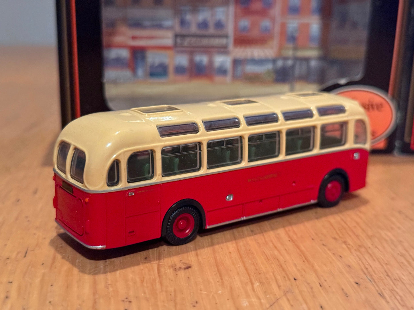 EFE OO Gauge 1:76 16205 - Bristol MW Coach - Wilts And Dorset