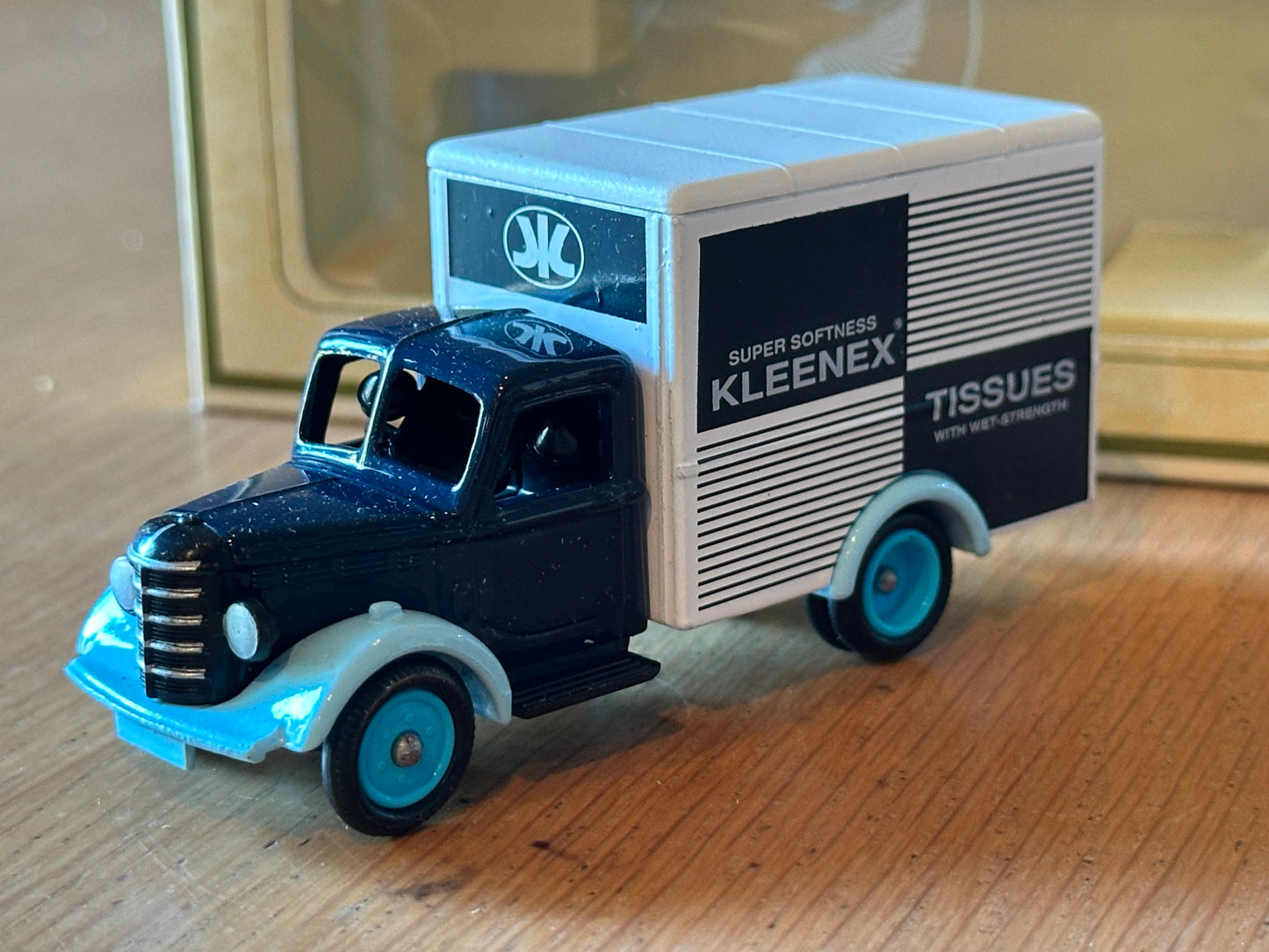 Lledo Days Gone LP59004 - Bedford 30cwt Truck - Kleenex Tissues