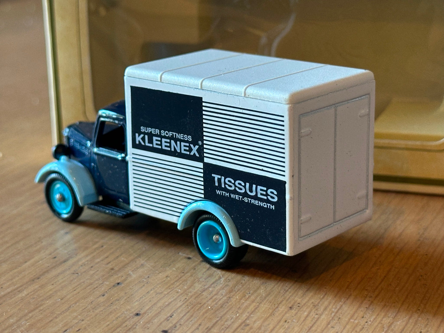 Lledo Days Gone LP59004 - Bedford 30cwt Truck - Kleenex Tissues