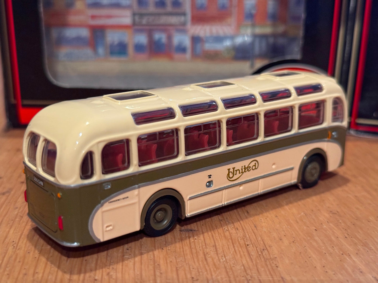 EFE OO Gauge 1:76 16209 - Bristol LS ECW Coach (MW Casting) - United Automobile