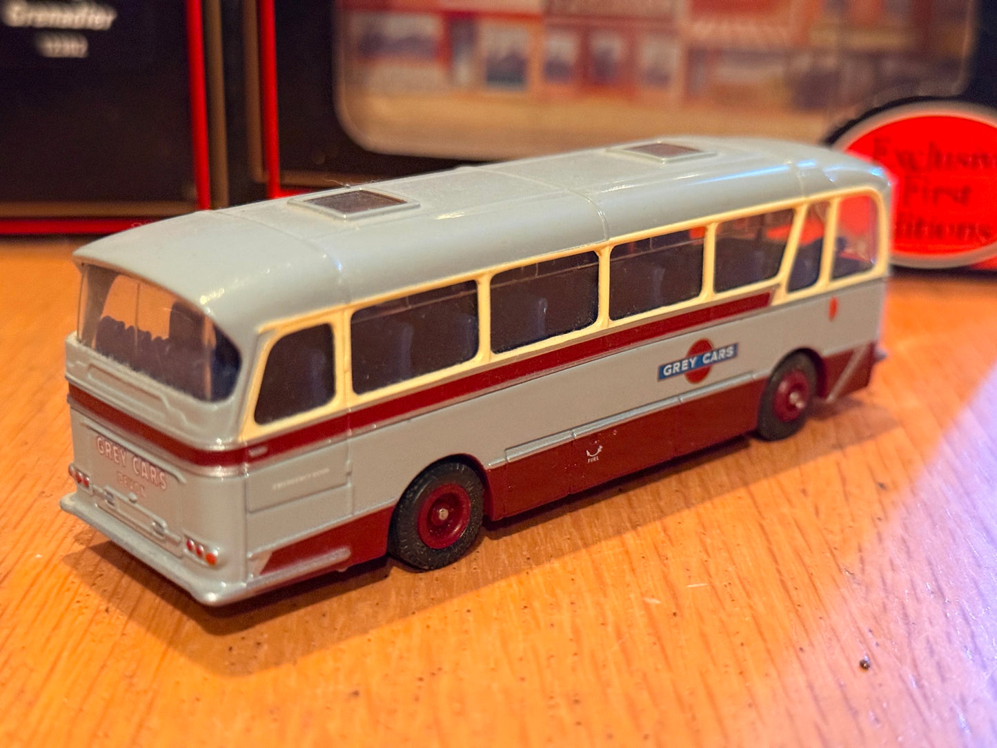 EFE OO Gauge 1:76 12302 - Harrington Grenadier Coach - Grey Cars