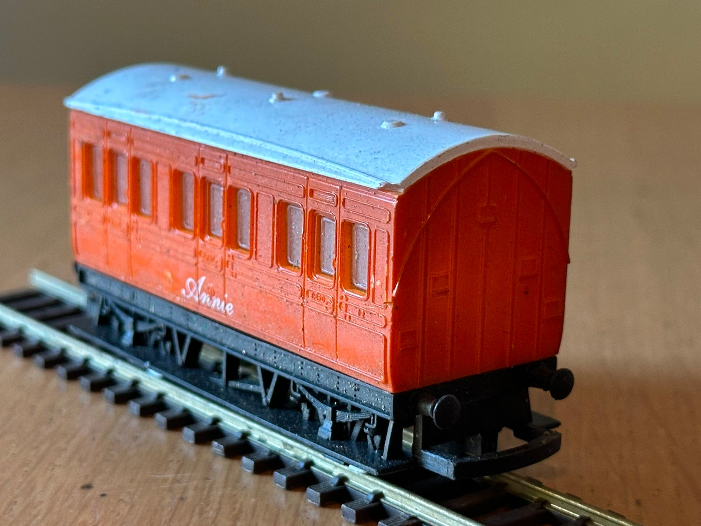 Hornby 00 Gauge R110 Annie Coach Thomas and Friends