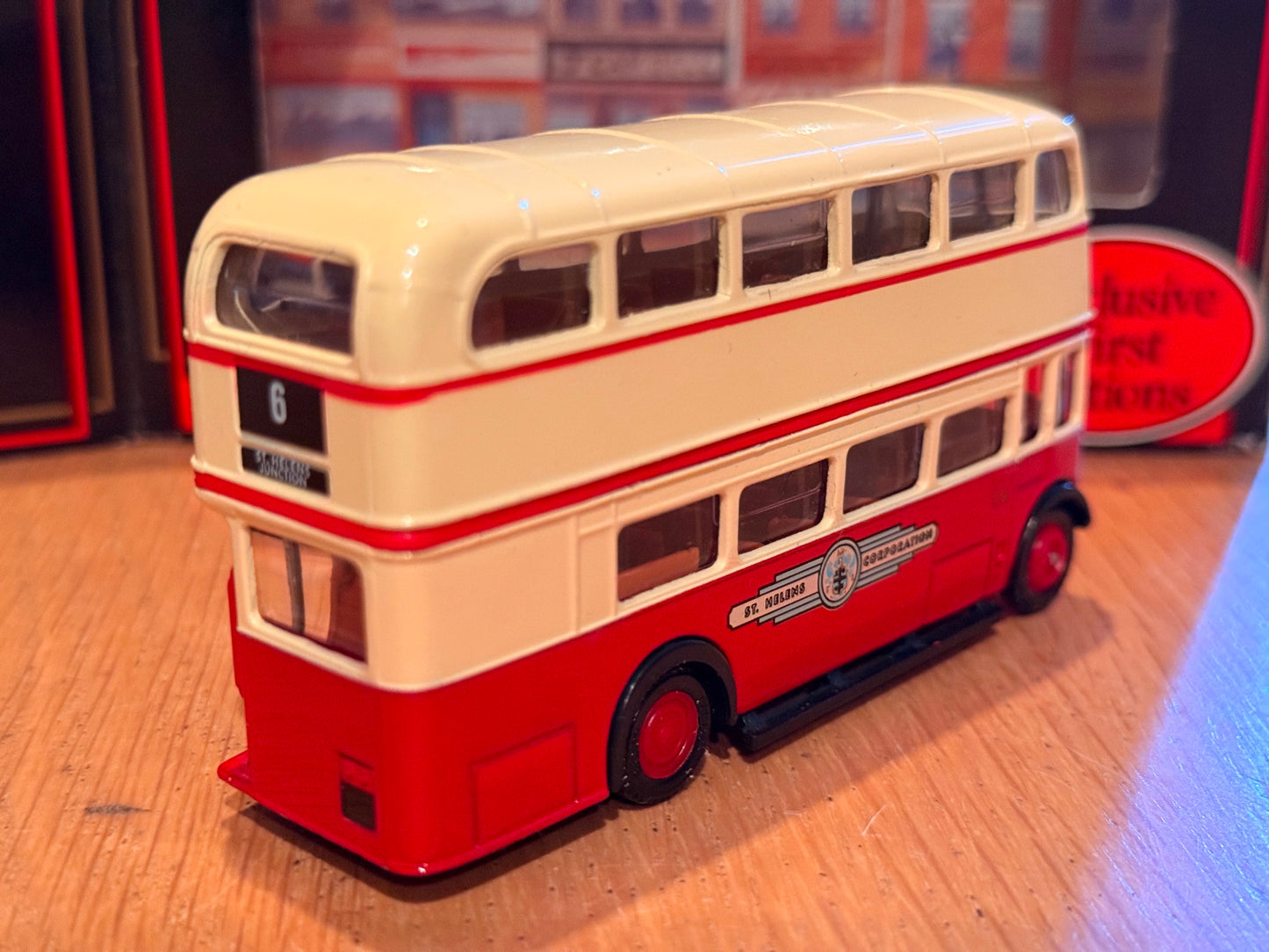 EFE OO Gauge 1:76 10118 - AEC RT Bus - St Helens Corporation