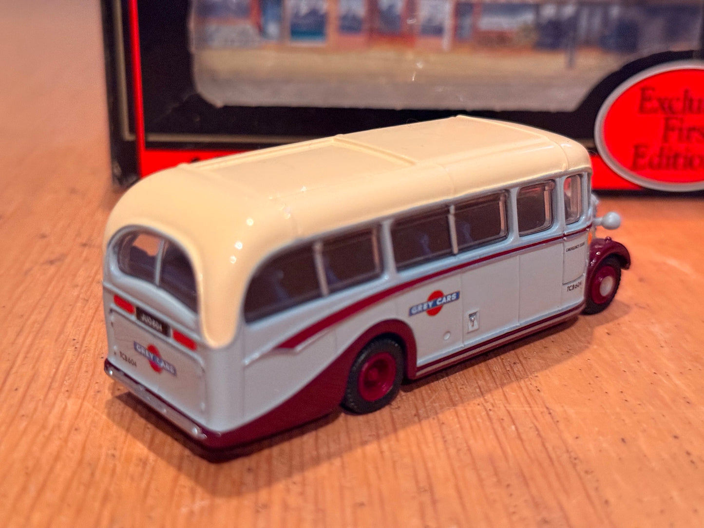 EFE OO Gauge 1:76 20104 -Bedford OB Coach - Grey Cars