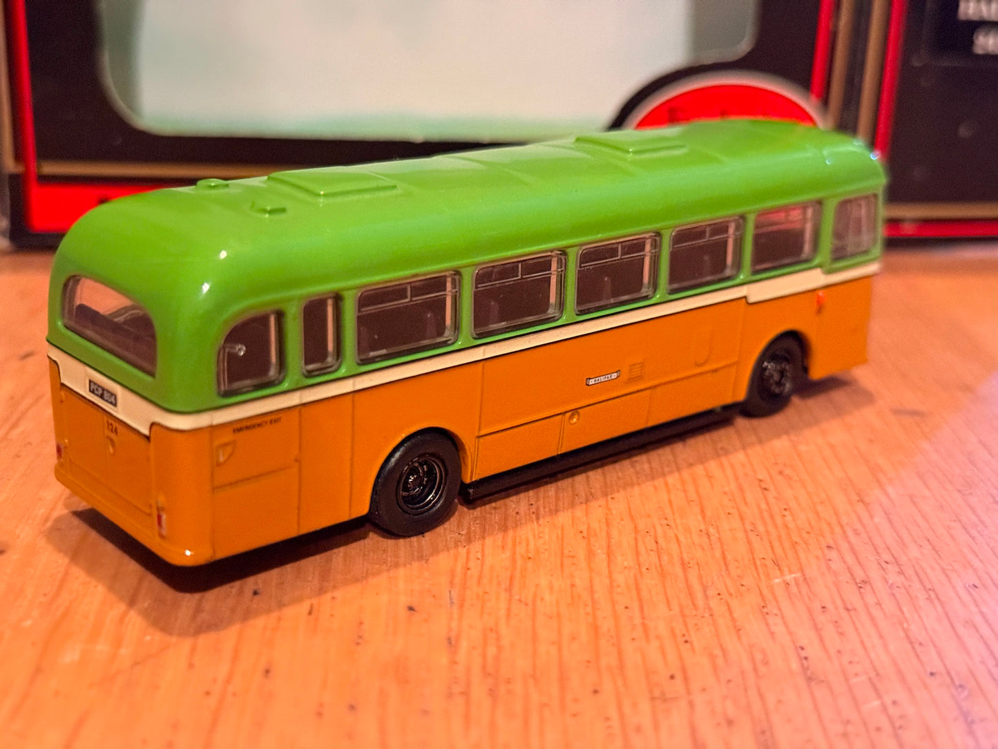 EFE OO Gauge 1:76 24310 -BAEC Reliance BET Style Bus - with spare wheels