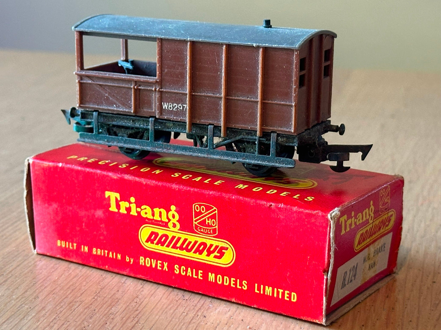 Tri-ang R124 OO Gauge Brake Van Brown. Original Box.