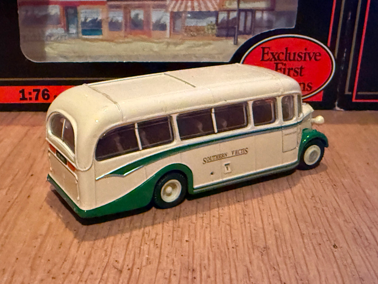 EFE OO Gauge 1:76 20101 - Bedford OB Coach Southern Vectis