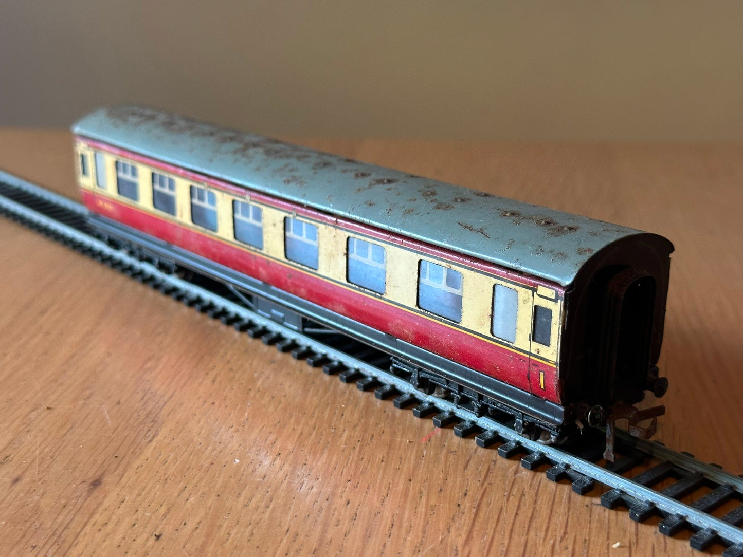 Hornby Dublo OO Gauge M4183 Composite Coach In BR Crimson & Cream