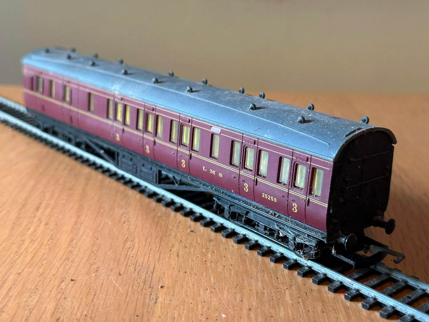 Dapol OO Gauge E29 LMS 57′ Brake Third 25250 LMS Maroon P349