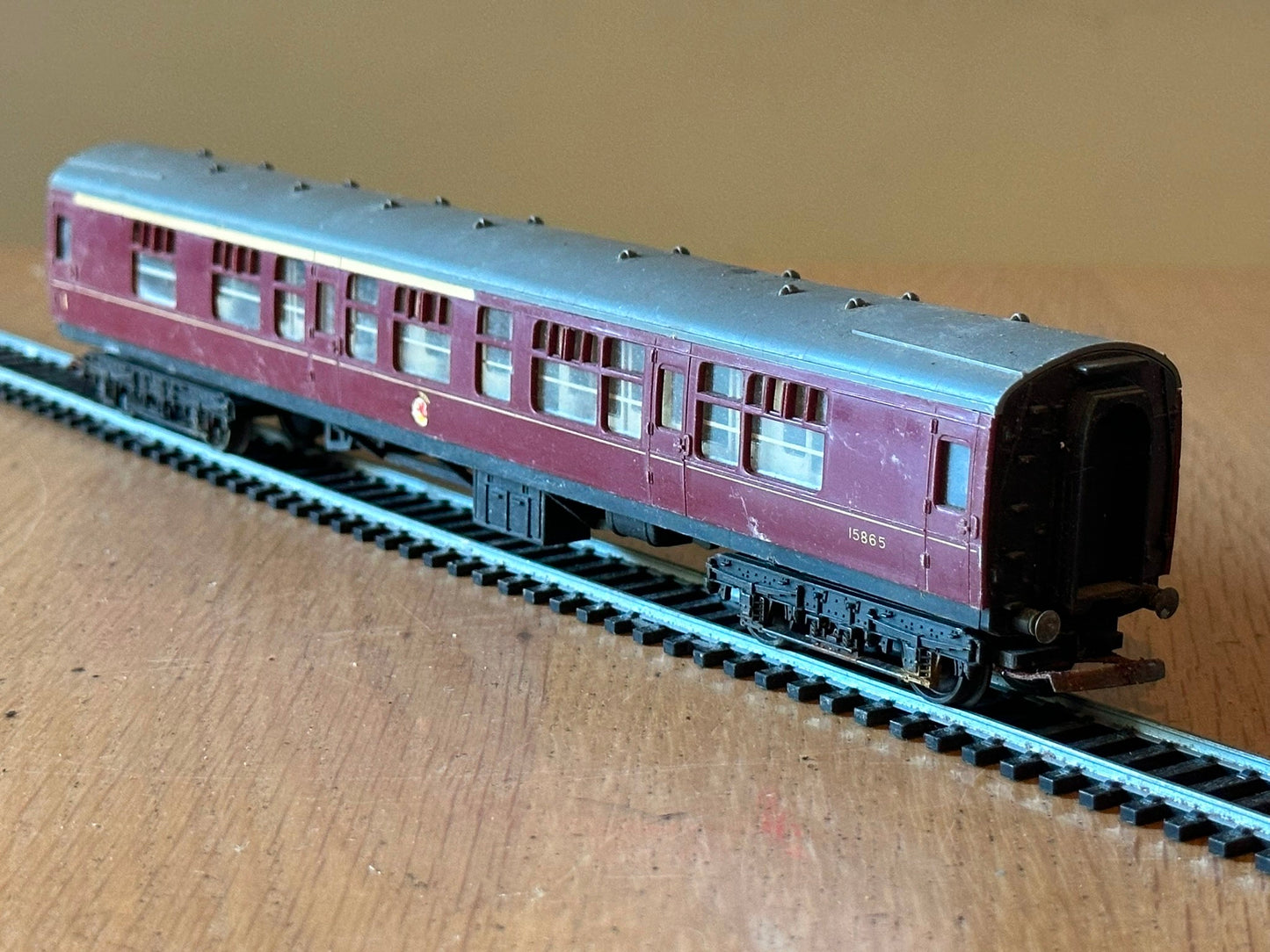 Hornby Tri-ang OO Gauge R382-15865 Composite Coach in BR Maroon