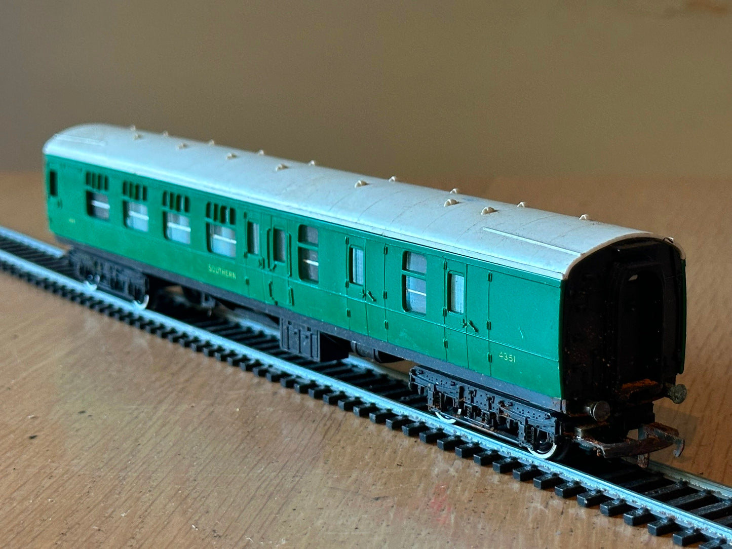 Hornby OO Gauge R934 SR Green Mark 1 Brake 3rd Coach - 4351