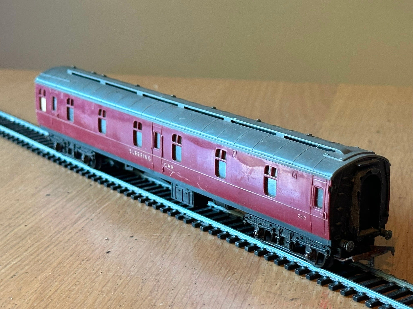 Tri-ang OO Gauge Mk1 BR Maroon Sleeping Car No. 2510